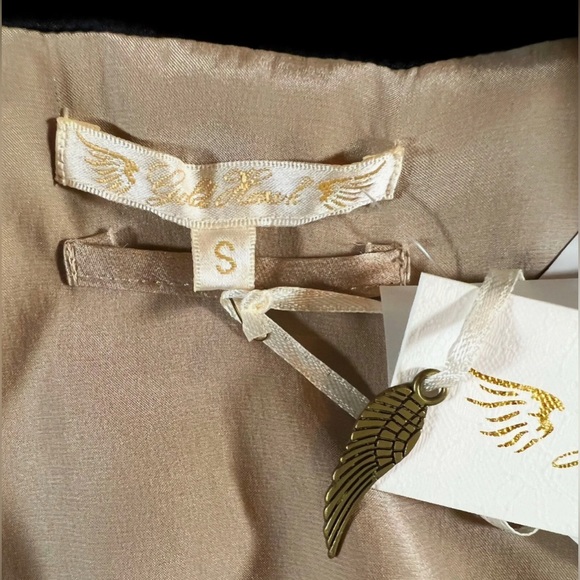 GOLD HAWK Dress Womens Small Tan Black Silk Ruched Side Stripe Open Shoulder NWT - Picture 4 of 10